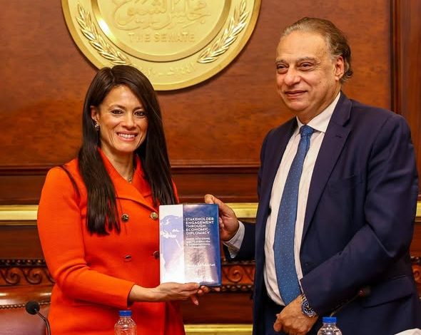 المشاط تُهدي لجنة الشئون الخارجية بمجلس الشيوخ نسخة من كتابها «الدبلوماسية الاقتصادية لتعزيز التعاون الدولي والتمويل الإنمائي»