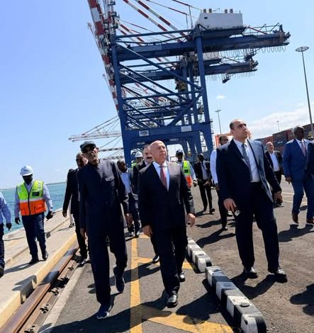 الوزير يزور مقر سلطة الموانئ والمناطق الحرة بجيبوتي ويشهد توقيع عدد من الاتفاقيات الهامة