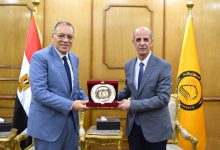 تكريم الأستاذ الدكتور ممدوح مصطفى غراب رئيس جامعة ٦ أكتوبر في جامعة بني سويف