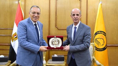 تكريم الأستاذ الدكتور ممدوح مصطفى غراب رئيس جامعة ٦ أكتوبر في جامعة بني سويف