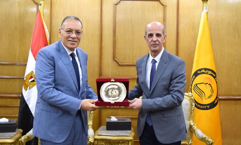 تكريم الأستاذ الدكتور ممدوح مصطفى غراب رئيس جامعة ٦ أكتوبر في جامعة بني سويف