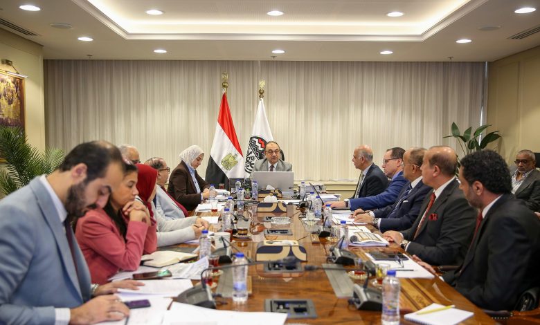 شيمي يتابع مؤشرات الأداء وموقف المشروعات الفندقية والسياحية والتجارية