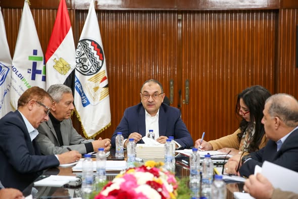 شيمي يواصل اجتماعاته الدورية برؤساء الشركات التابعة.. ويستعرض مؤشرات الأداء ومشروعات "القابضة للأدوية"