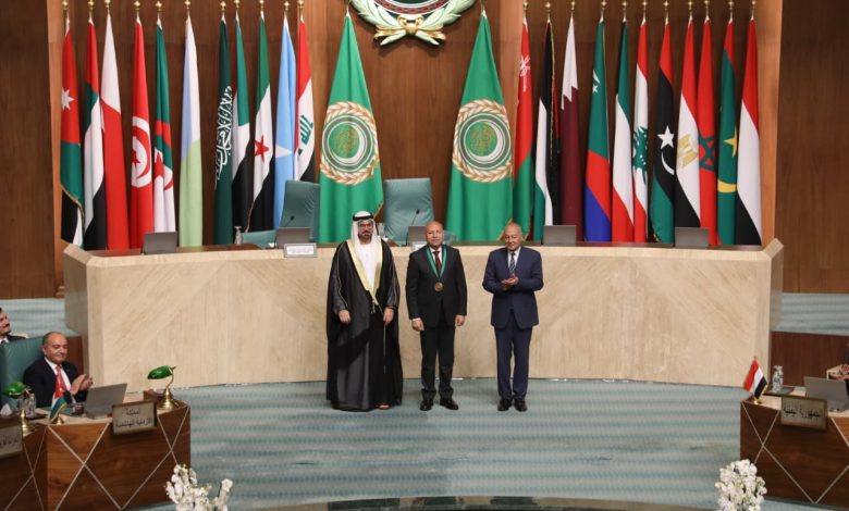 فوز د.ابراهيم صابر بجائزة أفضل محافظ عربى