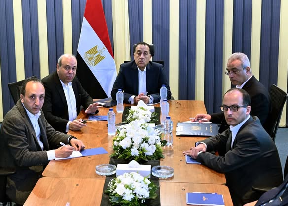 مدبولي يجتمع مع وزير الطيران لاستعراض الرؤية الشاملة واستراتيجيات تطوير شركة مصر للطيران