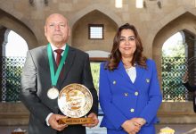 وزيرة التنمية المحلية تهنئ محافظ القاهرة لفوزه بجائزة أفضل محافظ عربي