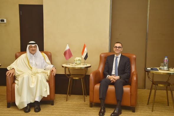 وزير الاستثمار يبحث مع وزير الدولة القطري لشؤون التجارة الخارجية سبل تعزيز الشراكات الاقتصادية
