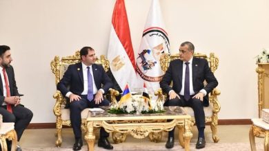 وزير الدولة للإنتاج الحربي ووزير دفاع أرمينيا يناقشان موضوعات التعاون المشترك