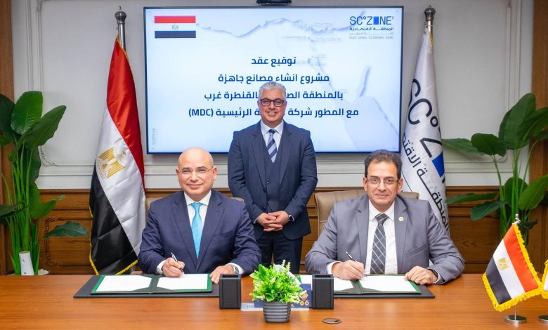 رئيس اقتصادية قناة السويس يشهد توقيع عقد مع المطور الصناعيMDC