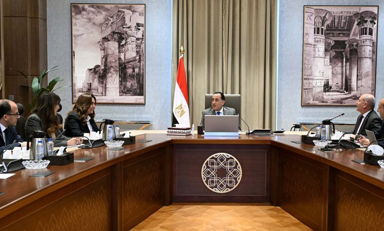 رئيس الوزراء يستعرض مقترحات تطوير المنطقة المحيطة بالقلعة