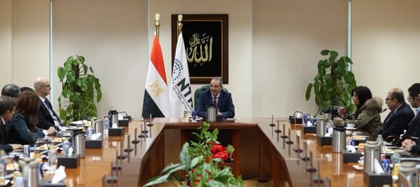 طلعت يجتمع بأعضاء لجنة صناعة الاتصالات بالجهاز القومي لتنظيم الاتصالات