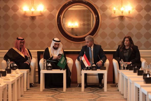 فتحي ووزير الحج والعمرة السعودي يلتقيان مع مجموعة من شركات السياحة المصرية المتخصصة في تنظيم رحلات الحج والعمرة