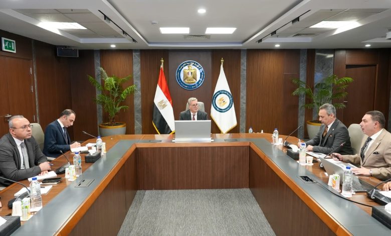 وزير البترول والثروة المعدنية ومحافظ أسوان يتفقدان استئناف أعمال الحفر بحقل البركة  في أسوان