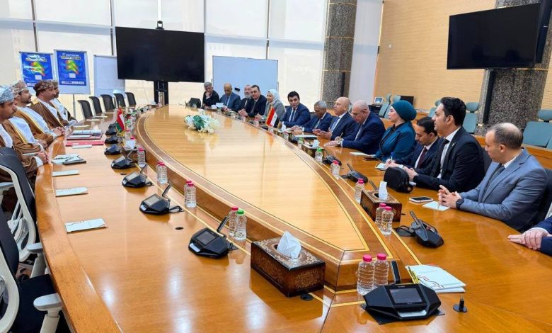 نائب رئيس مجلس الوزراء للتنمية الصناعية يلتقي وزير التجارة والصناعة وترويج الاستثمار العماني