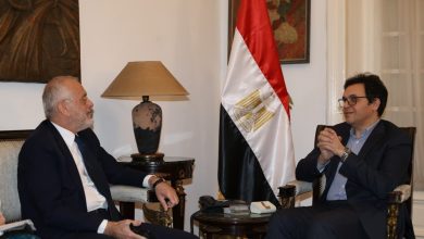 وزير الثقافة يلتقي سفير اليونان بالقاهرة لبحث تعزيز التعاون الثقافي والفني بين البلدين