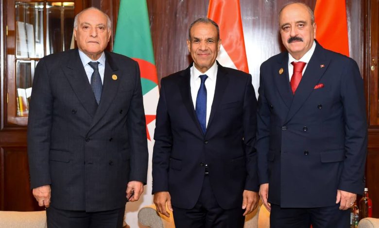 وزير الخارجية يعقد اجتماعاً ثلاثياً حول ليبيا مع نظيريه الجزائري والتونسي