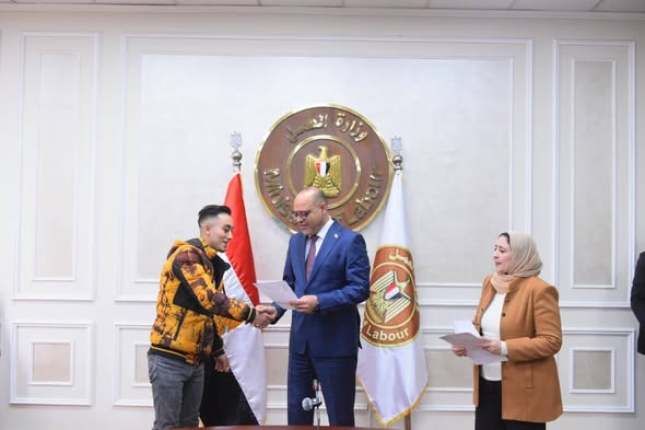 وزير العمل يُسلم دفعة جديدة من عقود العمل بالإمارات والأردن..