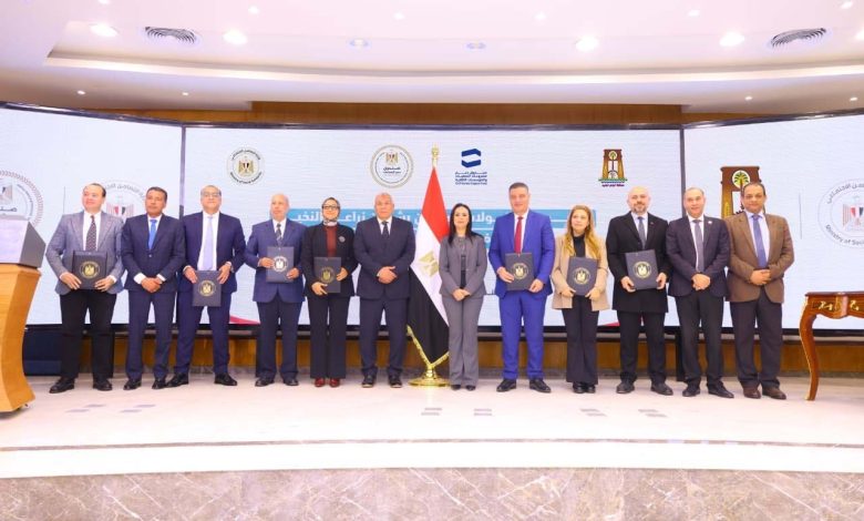 وزيرة التضامن الاجتماعي ومحافظ الوادي الجديد يشهدان توقيع 5 بروتوكولات