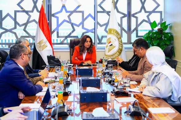 وزيرة التنمية المحلية والقائم بأعمال وزير البيئة تعقد اجتماعًا موسعًا مع عدد من رؤساء قطاعات وزارة البيئة