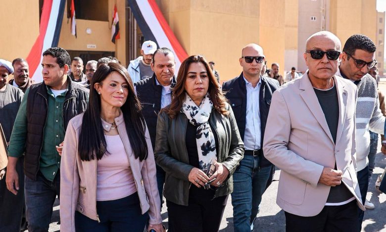 وزيرتا التخطيط والتنمية المحلية ومحافظ الأقصر يشهدون تسليم 100 وحدة سكنية للمواطنين بالمرحلة الثانية من إسكان الطود
