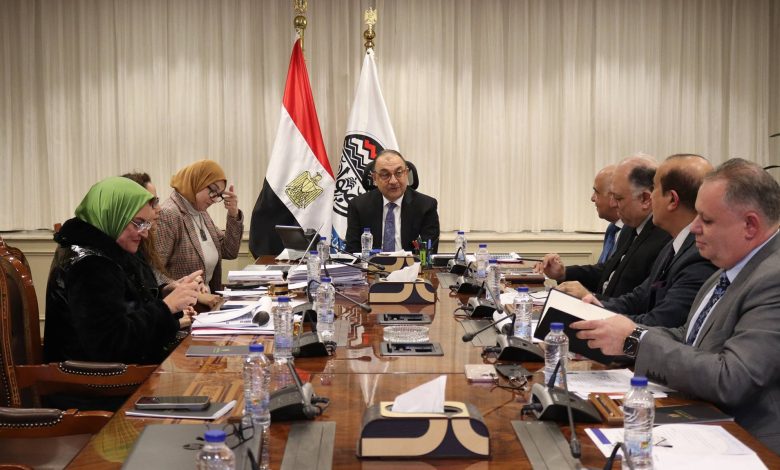 ︎وزير قطاع الأعمال العام يجتمع بمجلس إدارة مصر للسياحة بتشكيله الجديد
