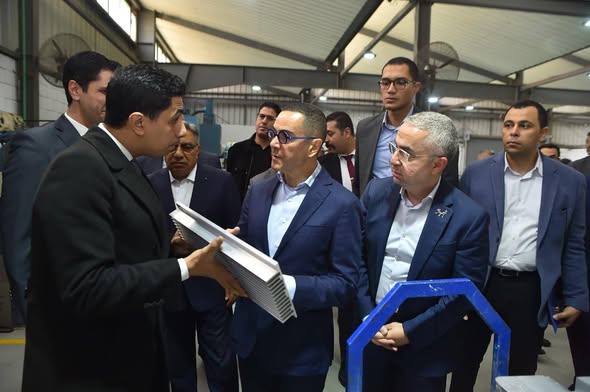 الخطيب يتفقد عدد من المصانع العاملة بالمنطقة الاستثمارية بميت غمر ويتفقد معرضًا لمنتجات مصانع المنطقة
