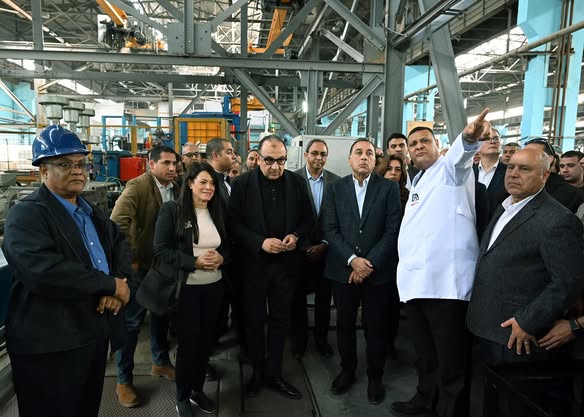 مدبولي يتفقد خط الإنتاج الجديد لـ "السلك" بشركة مصر للألومنيوم بطاقة 60 ألف طن سنويًا