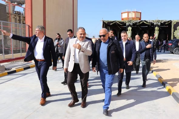 عصمت يرافقه محافظ الشرقية يتفقدان محطة محولات الزقازيق جهد 11/66/220/500