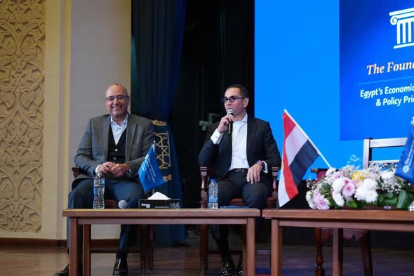 الخطيب يشارك في جلسة نقاشية بالجامعة الأمريكية حول الرؤية الاقتصادية والقيادة الاستراتيجية