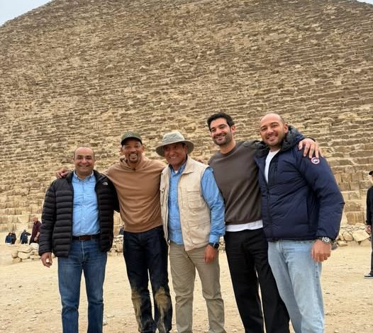 الممثل العالمي ويل سميث يزور أهرامات الجيزة خلال إجازته في مصر