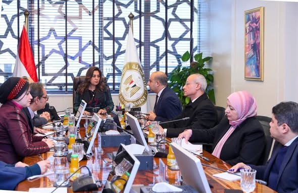 د. منال عوض تبحث آخر مستجدات إعداد خطة الاستجابة المتدرجة لإدارة نوبات تلوث الهواء الحادة