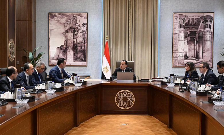 رئيس الوزراء يتابع عدداً من ملفات العمل مع وزير الإسكان