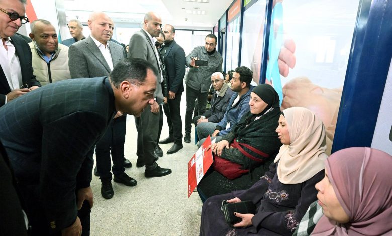 رئيس الوزراء يطمئن من المرضى على جودة الخدمات المقدمة