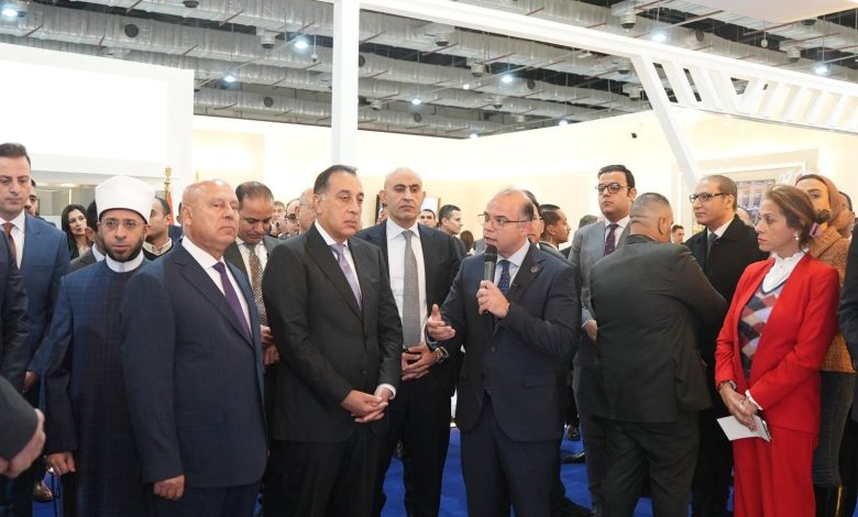 رئيس مجلس الوزراء يتفقد جناح هيئة الرقابة المالية بمعرض القاهرة الدولي للكتاب