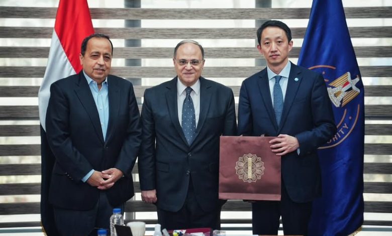 رئيس هيئة الدواء يبحث مع ممثلي شركة جيبتو فارما وغان أند لي الصينية سبل توطين الصناعة الدوائية