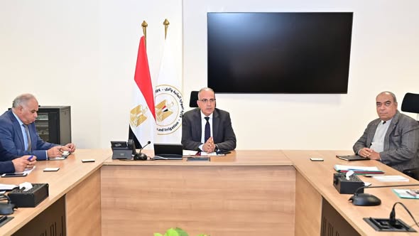 سويلم يتابع موقف التطبيقات المستخدمة بالوزارة لرصد الحشائش المائية باستخدام صور الأقمار الصناعية والمنصات الرقمية