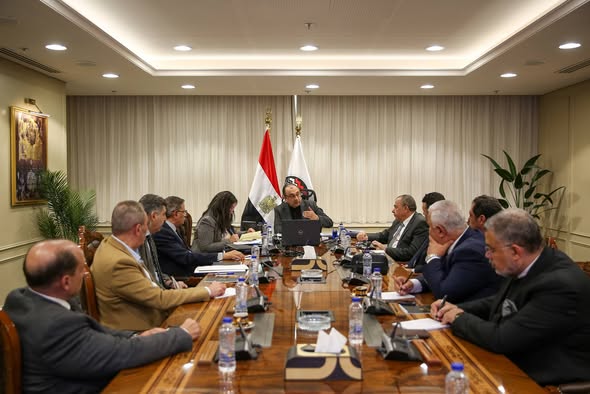 شيمي يلتقي ممثلي غرفتي صناعة الملابس الجاهزة والصناعات النسيجية والمجلس التصديري للملابس لبحث سبل تعزيز التعاون