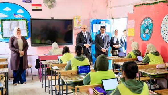 عبد اللطيف ونظيره الياباني يتفقدان مدرسة السيدة نفيسة الثانوية بنات