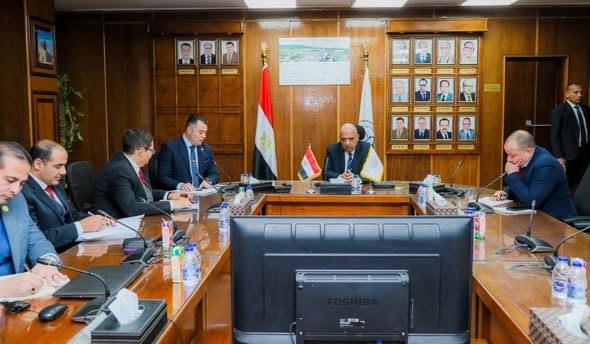 عصمت يجتمع برئيس هيئة المحطات النووية والقائمين على مشروع المحطة النووية بالضبعة بمقر الهيئة بالعباسية