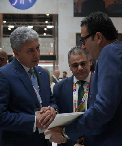 الخطيب يلتقي مسؤولي شركة سان جوبان في قمة دافوس لتعزيز الاستثمارات في مصر