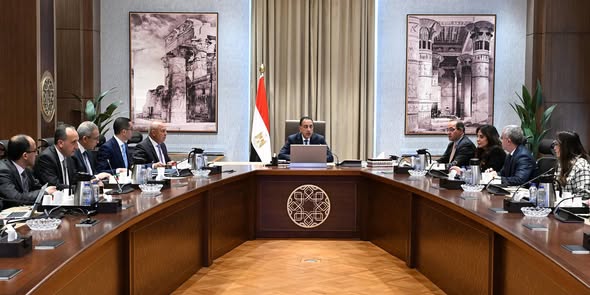 مدبولي يعقد اجتماعاً لبحث فرص توطين صناعة السيارات وزيادة تنافسية المناطق الحرة