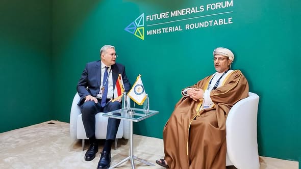 وزير البترول والثروة المعدنية يبحث تبادل الخبرات في مجال التعدين مع سلطنة عُمان