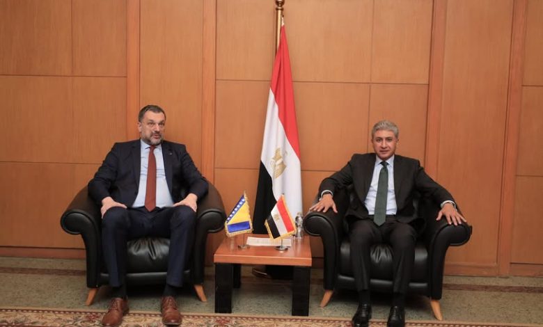 وزير السياحة والآثار يلتقي وزير خارجية البوسنة والهرسك لتعزيز أوجه التعاون السياحي والأثري بين البلدين
