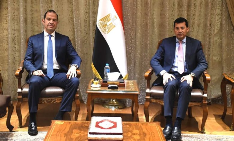 وزير الشباب يبحث مع رئيس شركة استادات ونائب رئيس الشركة المتحدة للرياضة دعم الاتحادات والتعاون المشترك