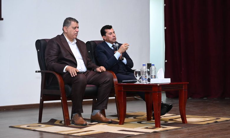 وزير الشباب يحفز ويؤازر لاعبي منتخب مصر لكرة اليد قبل السفر إلى رواندا للمشاركة في أمم أفريقيا