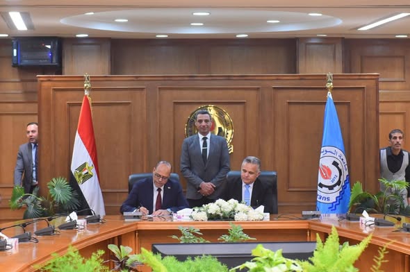 وزير العمل يختتم جولته بمحافظة السويس بزيارة جامعة السويس