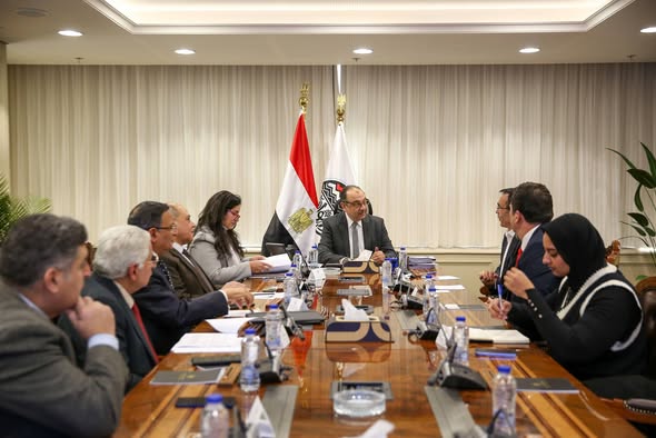 وزير قطاع الأعمال يبحث مع مستثمرين أتراك في صناعة الملابس فرص التعاون