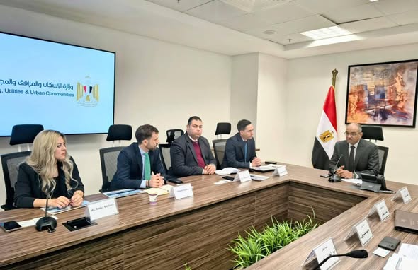 نائب وزير الإسكان يبحث مع تحالف شركتي "ايميا باور" الإماراتية و"كوكس واتر" الإسبانية فرص التعاون في مجال إنشاء وتشغيل محطات تحلية مياه البحر