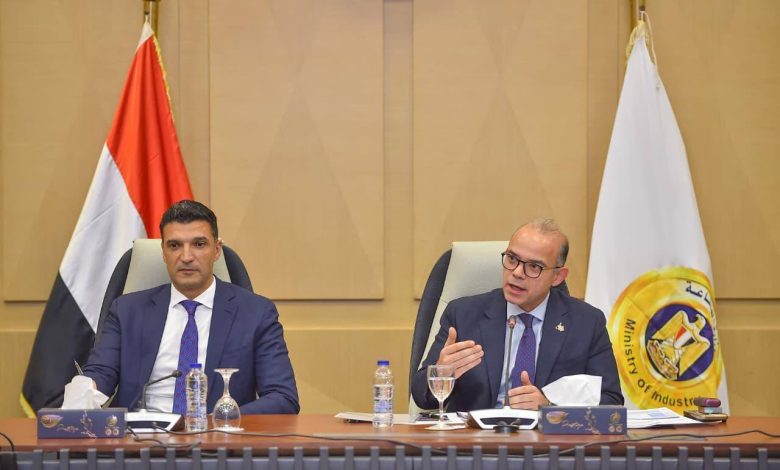 وزيرا "الاستثمار والتجارة الخارجية" و"الصناعة" يعقدان اجتماعاً موسعاً مع كافة المجالس التصديرية