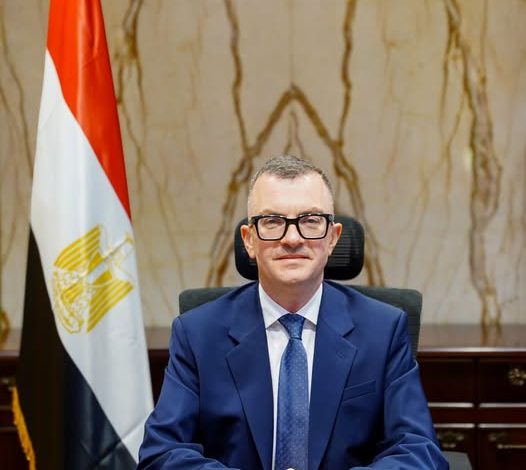 الدكتور أحمد رستم يباشر مهام منصبه.. ويؤكد العمل بروح الفريق وتعزيز التنسيق الحكومي خلال المرحلة المقبلة